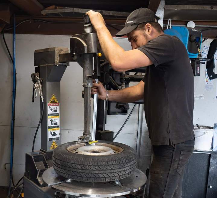 Montage de pneu Moulins